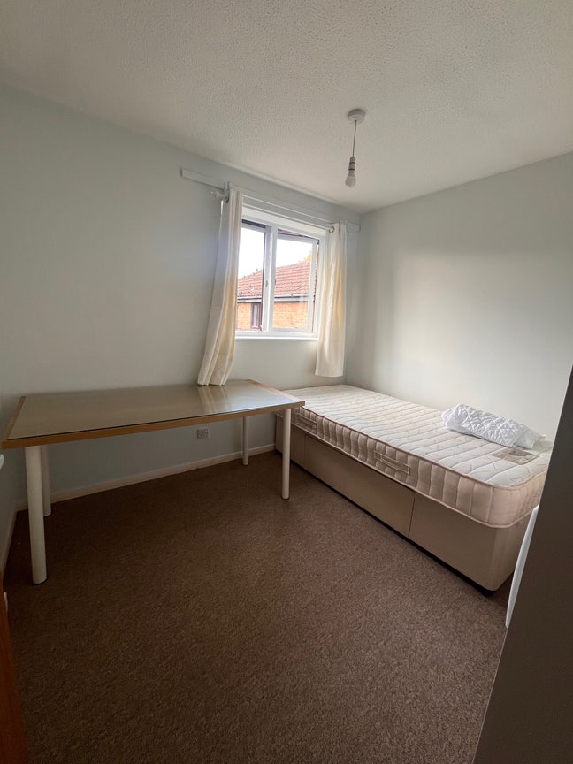 Room in 2 bed flat  Main Photo