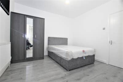 Modern Double En-Suite - NN1 Main Photo