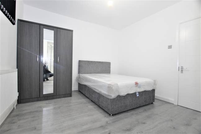 Modern Double En-Suite - NN1 Main Photo