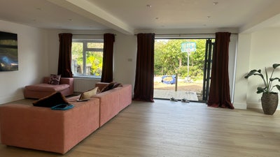 Room to let in Family home Main Photo