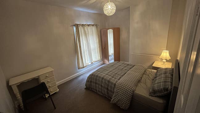 Room Near town centre and shops  Main Photo