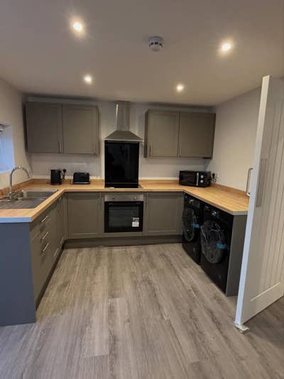 Stunning Studios & En-Suite Room Available Main Photo