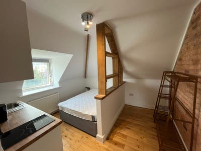 Bright & Modern Hotel Studio – All Bills Included Main Photo