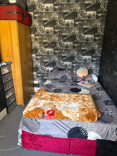 Clean and comfortable room available to rent  Main Photo