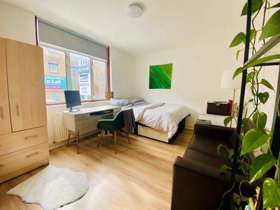 Large Studio with separate kitchen plus bills, N19 Main Photo