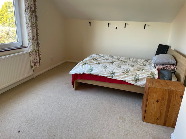 Large furnished double room with shared bathroom Main Photo