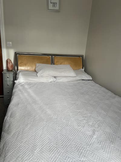 Newly decorated en-suite double bedroom  Main Photo