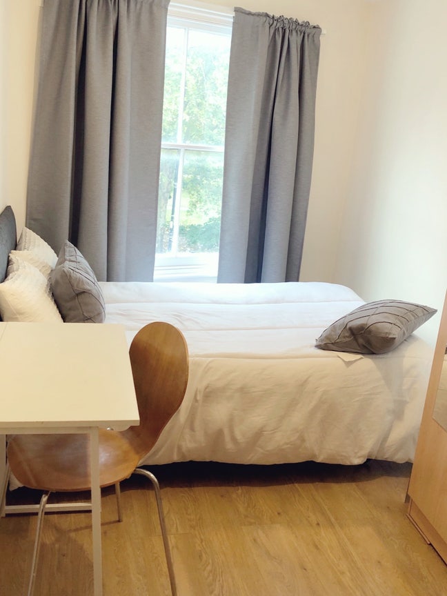 Mile End tube 5 min walk quiet & clean BILLS INCL  Main Photo