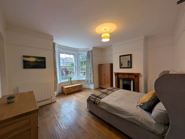 King sized, en-suite rooms in grand Victorian home Main Photo