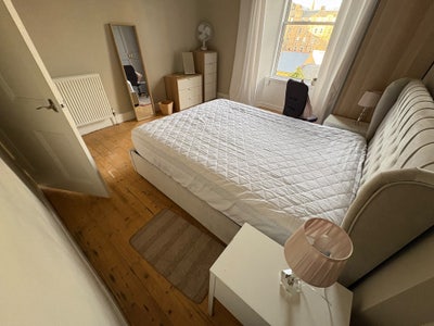 Bright spacious furnished double room  Main Photo