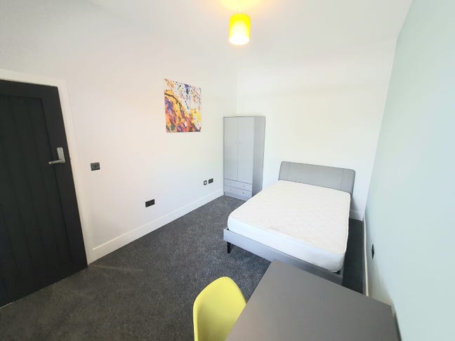 Modern Ensuite Room – Bright and stylish  Main Photo