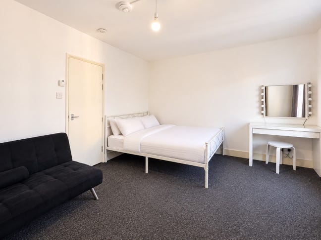 Self Contained Studio Available in Kensington  Main Photo