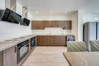 No Deposit, New En suite, Every Single Bill Paid Main Photo