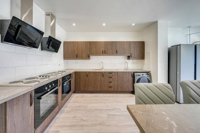 No Deposit, New En suite, Every Single Bill Paid Main Photo