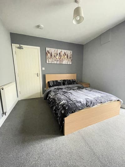 Large Double Room in Spenser St. BB12 Main Photo