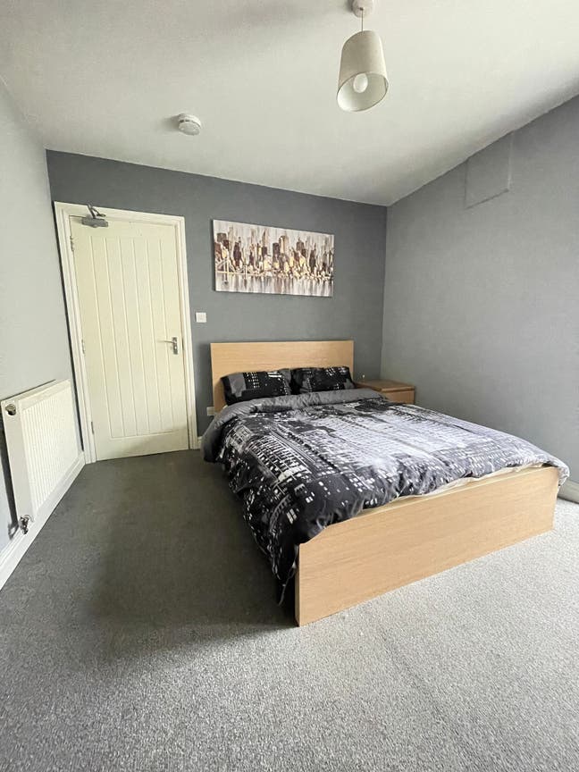 Large Double Room in Spenser St. BB12 Main Photo