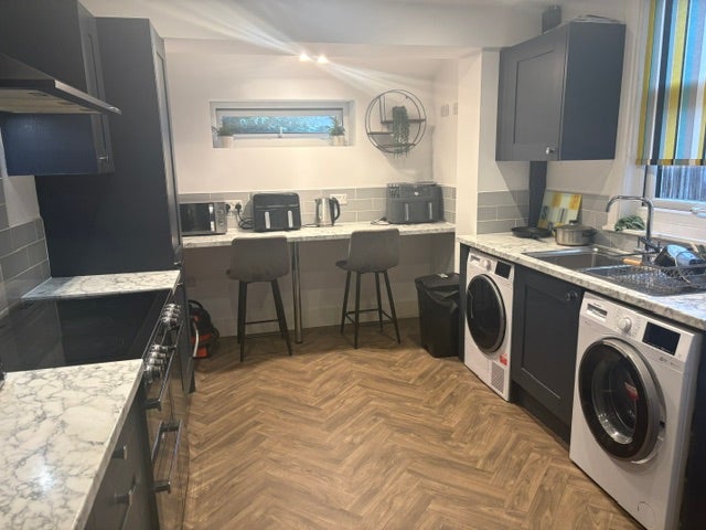 En-suite rooms available In modern house share Main Photo