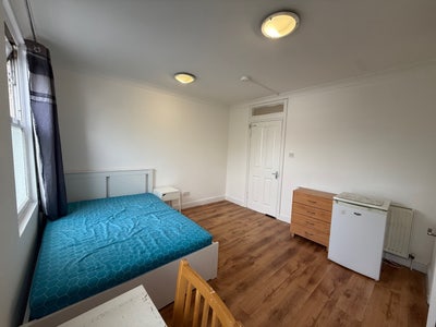 Bright Double Room w/ Private Bathroom Main Photo