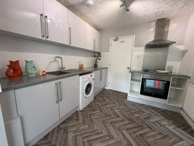 One Room left in spacious 5-Bed Student House Main Photo