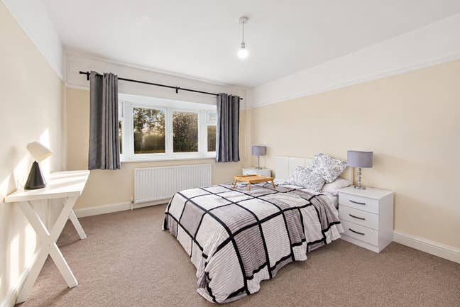 Spacious 6 Bedroom House to rent in Greenford Main Photo