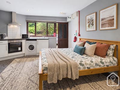 Dainty Ensuite room - Good location  Main Photo