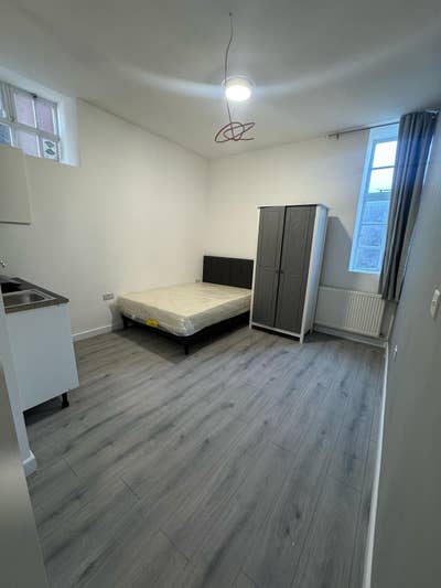 Furnished Studio Flat to Rent – Edgware (HA8) Main Photo