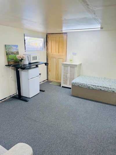 Spacious & Quiet Double Room with Garden Access Main Photo
