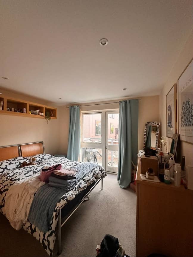 Master bedroom in Hoxton Square flat Main Photo
