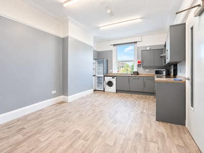 Spacious sized five bedroom apartment in Henleaze Main Photo
