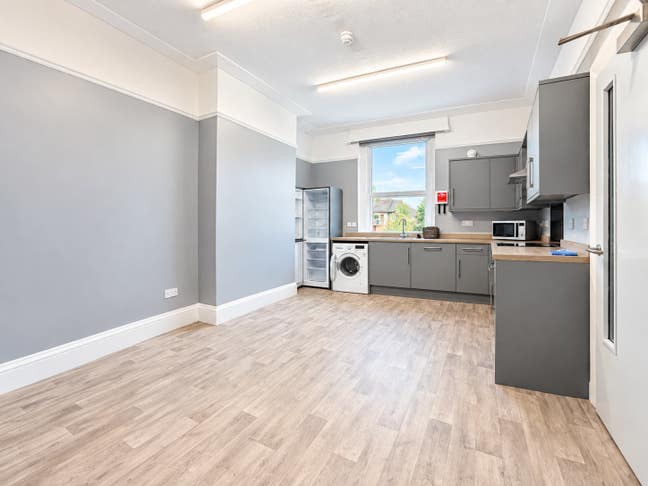 Spacious sized five bedroom apartment in Henleaze Main Photo