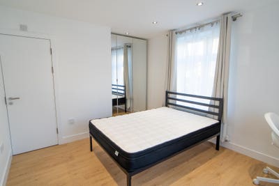 Refurbished Large Double Room, En suite, Bills inc Main Photo