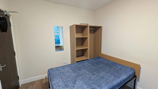 Room Available in 5 Bed House in Kensington Area Main Photo