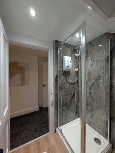 Refurbished double room with new en-suite Main Photo