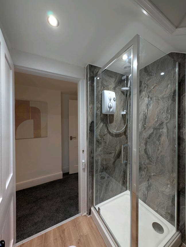 Refurbished double room with new en-suite Main Photo