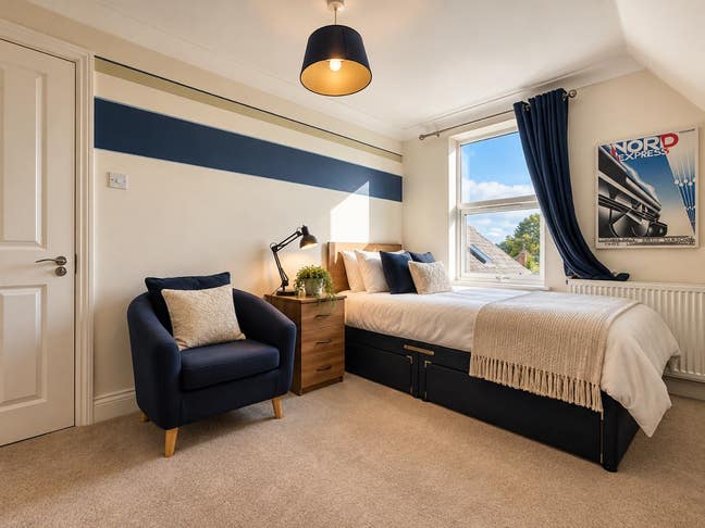 High Quality Living - Large Ensuite Room  Main Photo