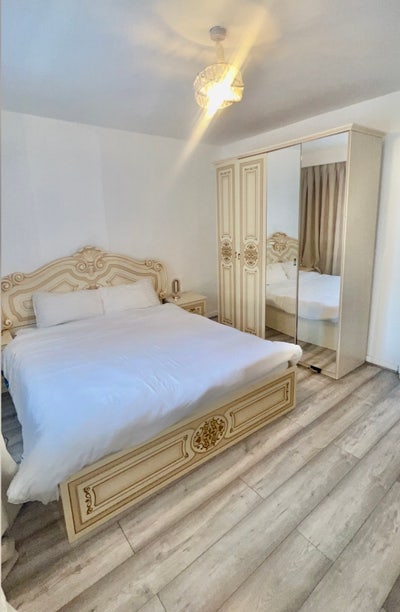 Lovely Room Available in a Friendly House Main Photo