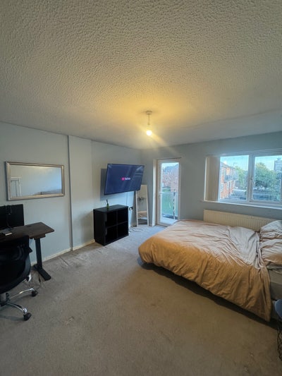Double Bedroom with Balcony | 55” TV | inc. Bills Main Photo