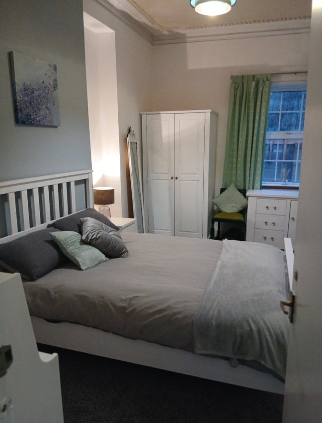 Spacious Double room in shared house Main Photo