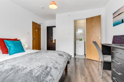 Double En-suite Room Available (S) Main Photo