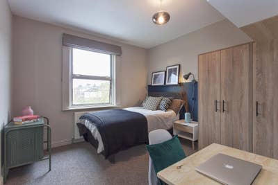 Large lovely room with ensuite (Fo) Main Photo