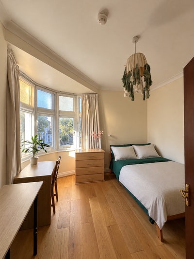 Room available in a flat in Turnham Green/Chiswick Main Photo
