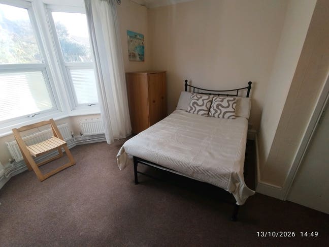Large Bright Room Close to Town/Hospital Main Photo