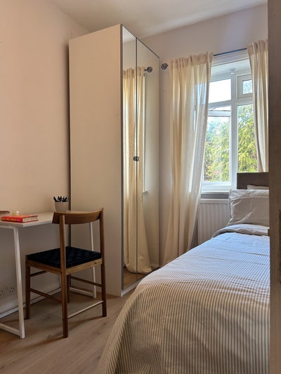 Cozy Double Room in Friendly House Main Photo