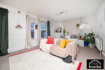 Large double room in lovely shared flat Main Photo
