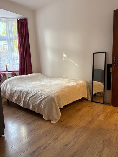 *Double Room en-suite in Willesden Green  Main Photo