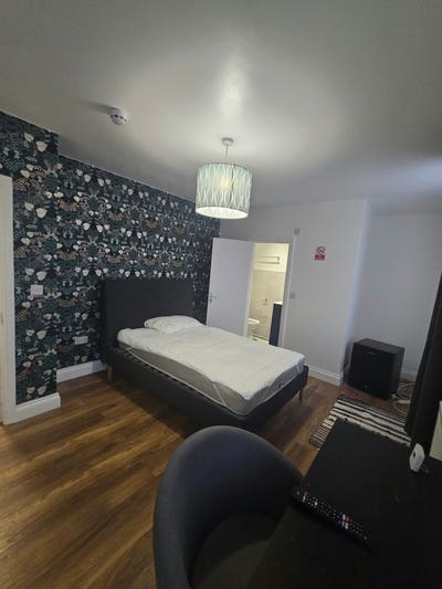 Massive Studio Ensuits with Bills &pound;1200 Main Photo