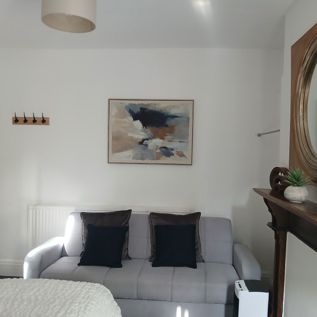Beautifully designed exlarge bedroom  Main Photo
