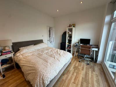 Beautiful Canal View Double – Broadway Market Main Photo