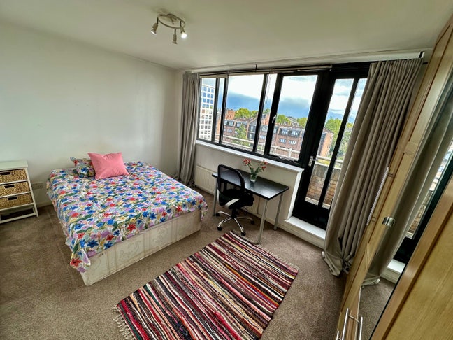 Move Asap-Big Master+Balcony-All Incl-7M Earl's Ct Main Photo