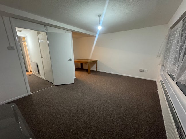 Two-bedroom maisonette flat in Manor Park Main Photo